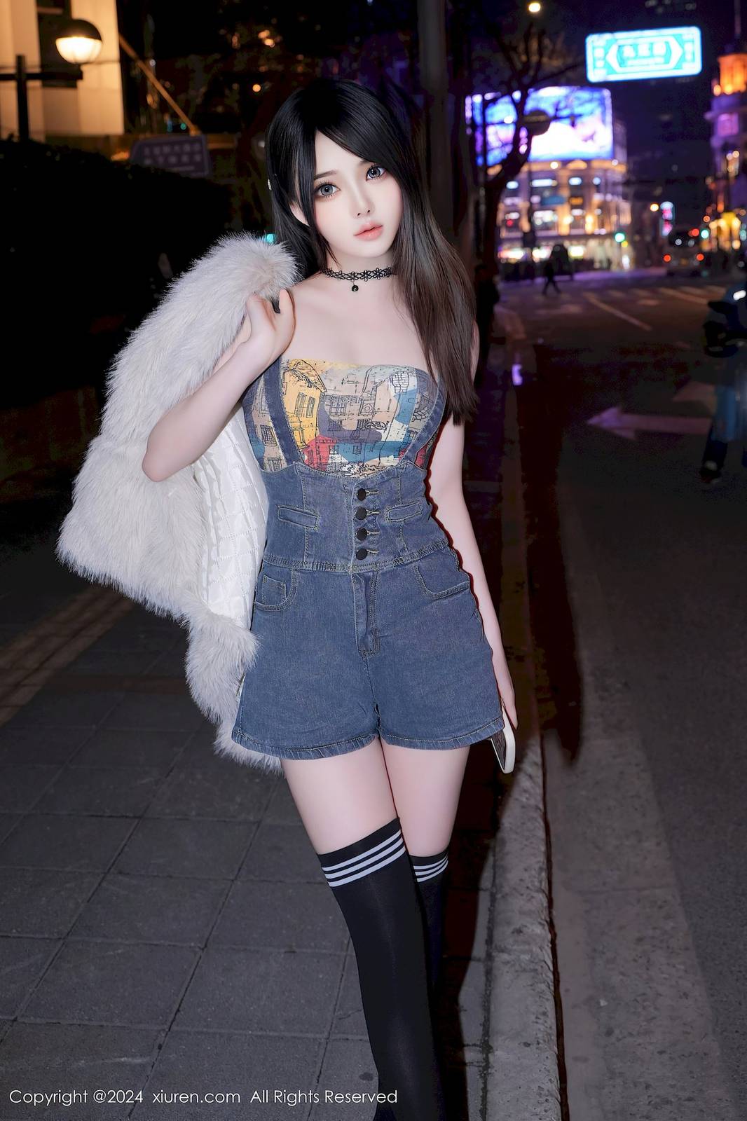 秀人网新人模特林月月抹胸背带搭配长筒袜性感写真