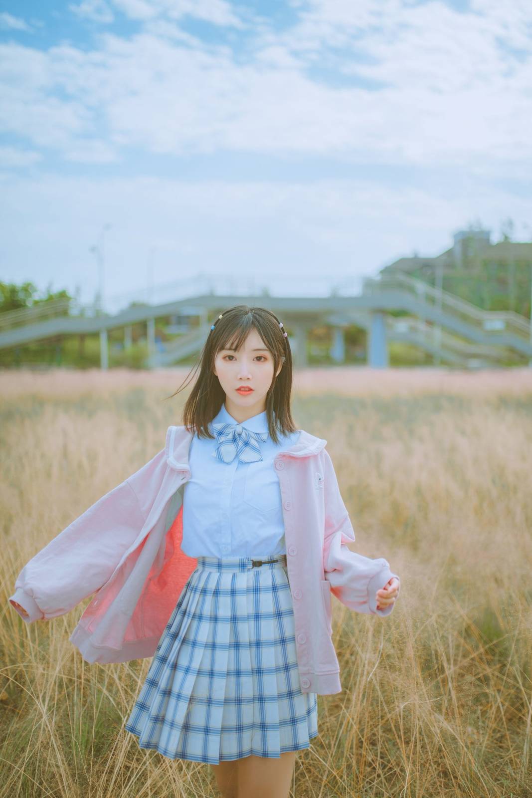 清新软妹面饼仙儿JK制服粉黛草场景粉色风格户外写真-9