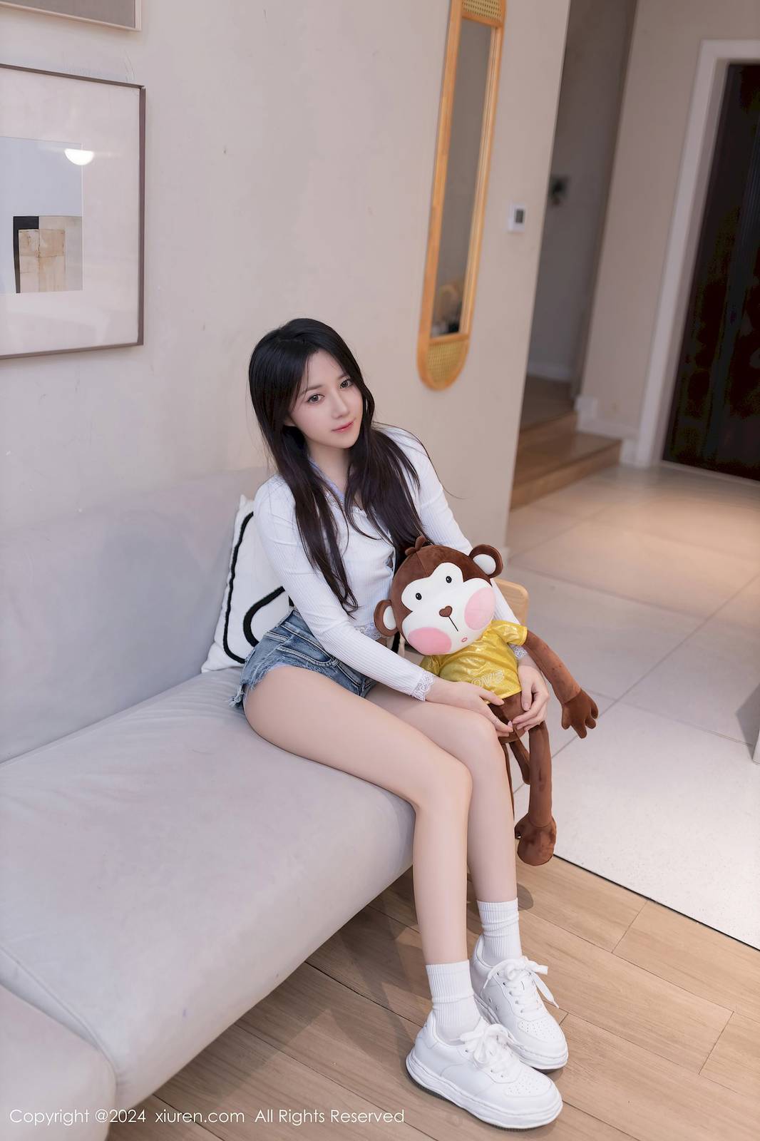 秀人网模特鱼子酱Fish蓝色牛仔短裤香蕉小猴主题性感写真