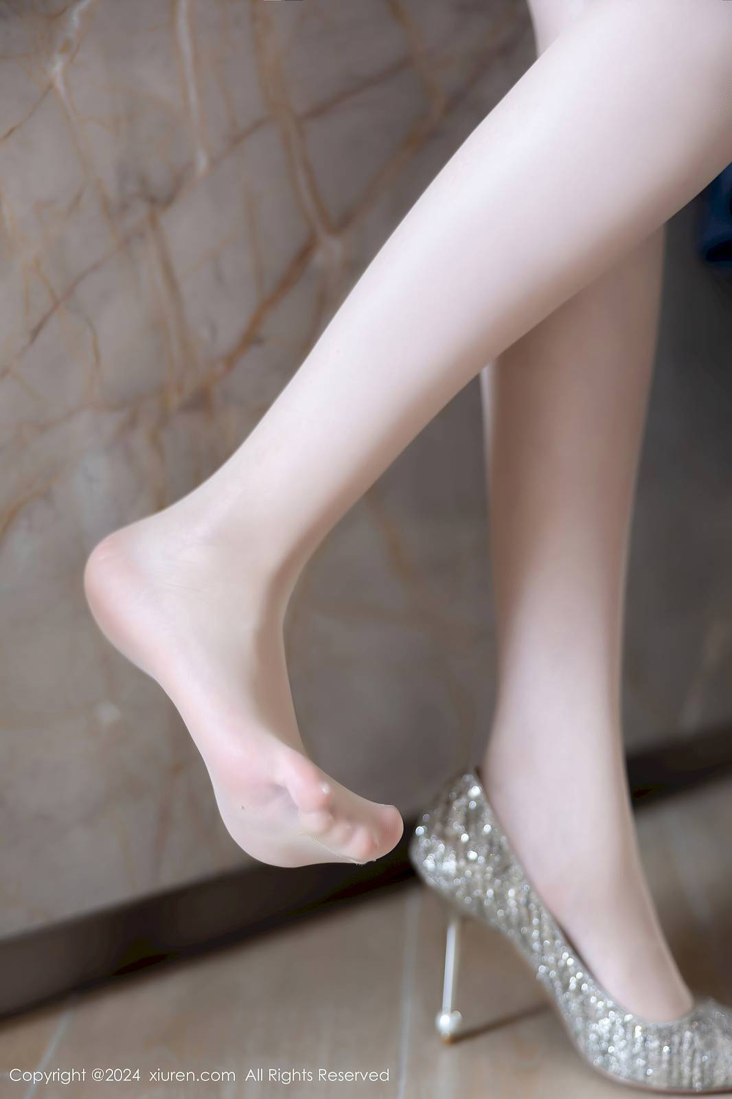 秀人网女神徐莉芝Booty淡紫色短裙搭配魅惑肉丝性感写真-13