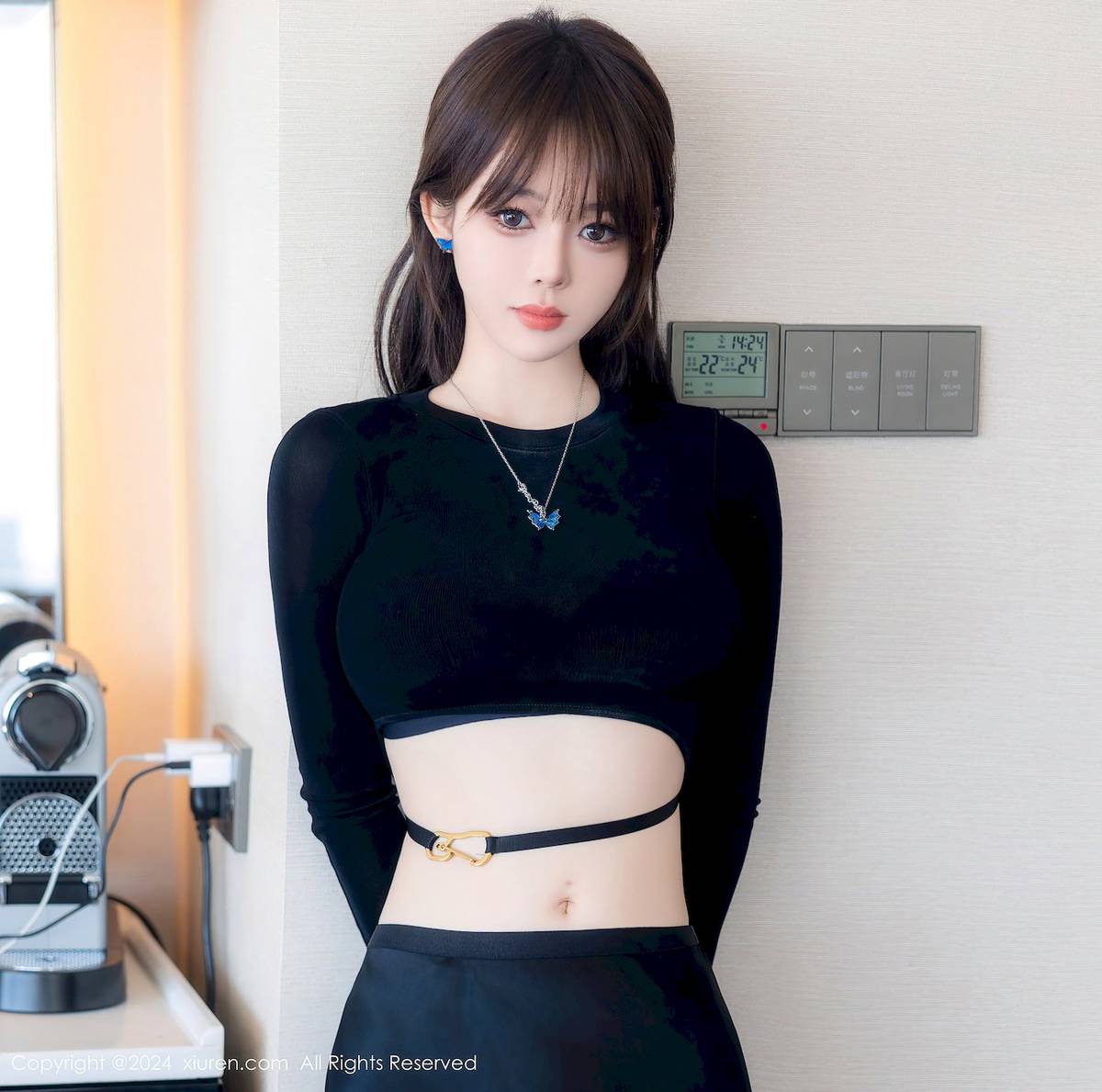 秀人网模特小奶瓶呜呜黑色上衣搭配黑色长裙性感写真