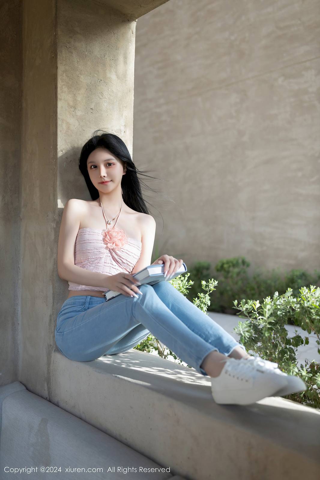 秀人网美女模特幼幼粉色上衣搭配蓝色牛仔裤性感写真