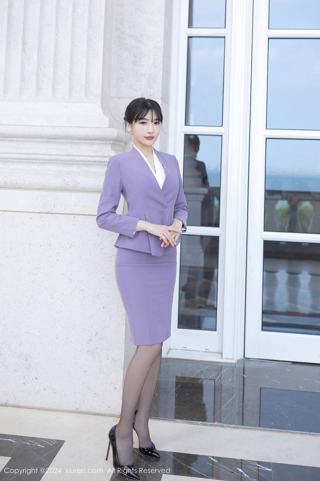 秀人网模特陆萱萱紫色制服搭配魅惑黑丝美腿性感写真