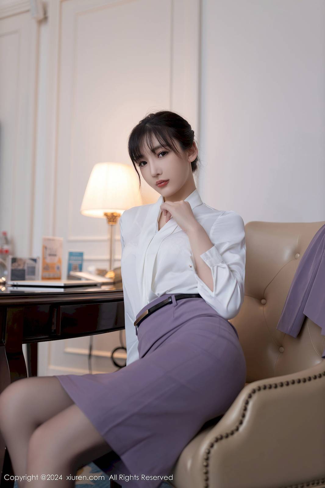 秀人网模特陆萱萱紫色制服搭配魅惑黑丝美腿性感写真-11