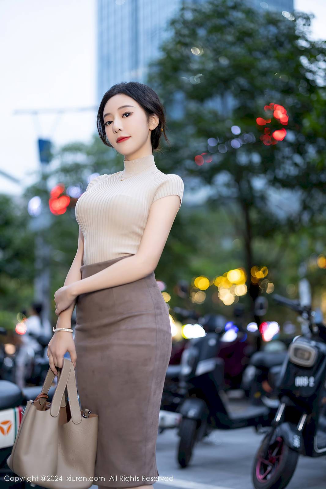 秀人网女神王馨瑶yanni浅色上衣搭配肉丝美腿性感写真-4