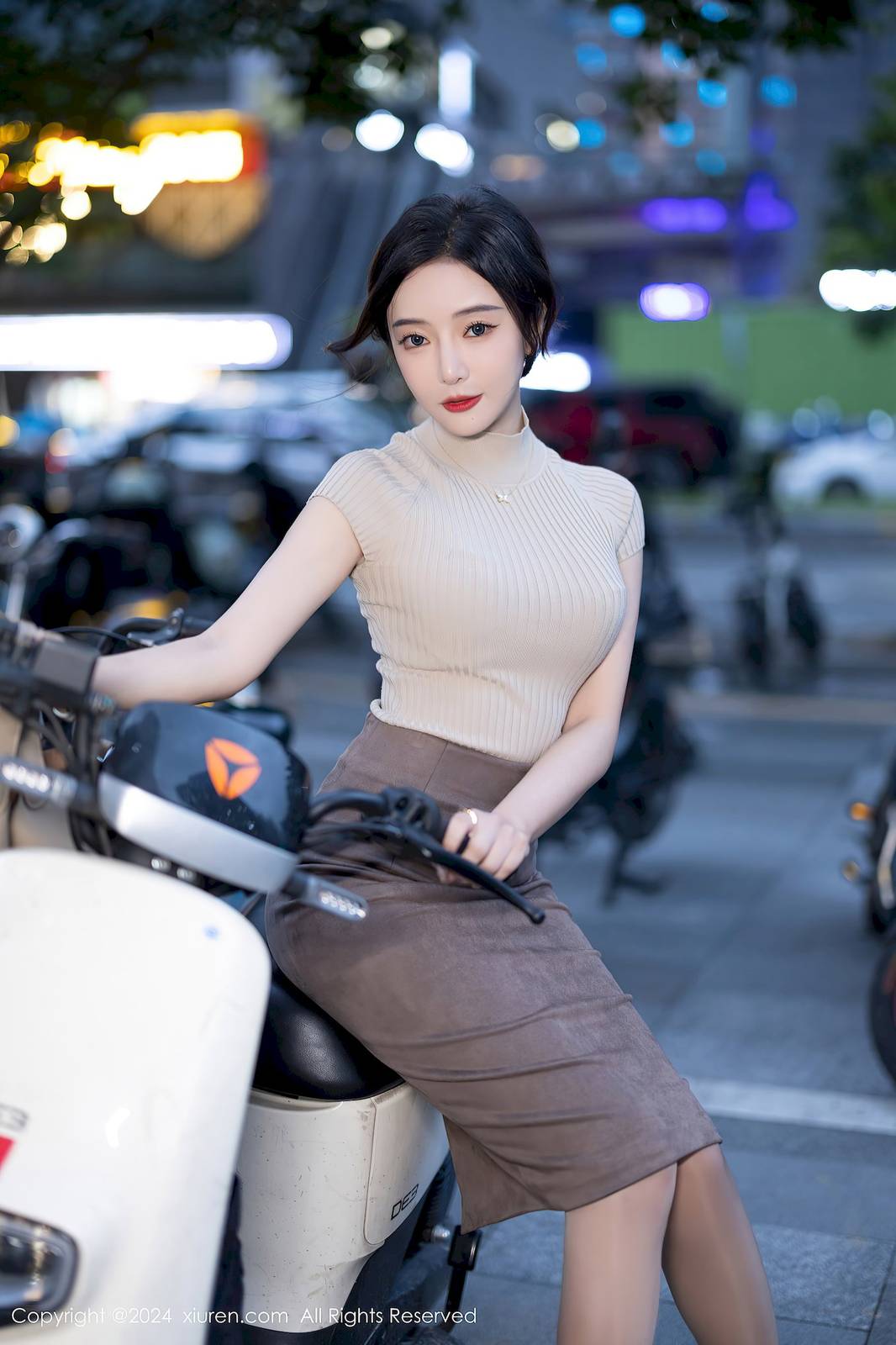 秀人网女神王馨瑶yanni浅色上衣搭配肉丝美腿性感写真-9