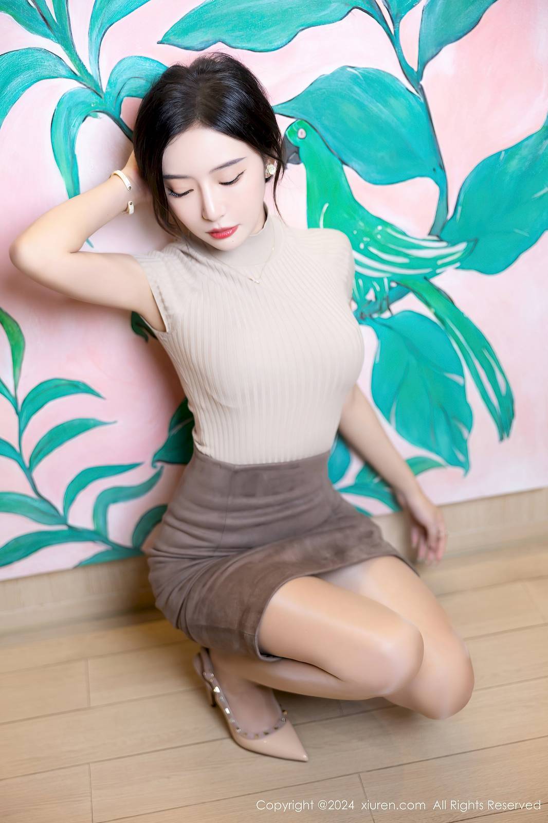 秀人网女神王馨瑶yanni浅色上衣搭配肉丝美腿性感写真-26