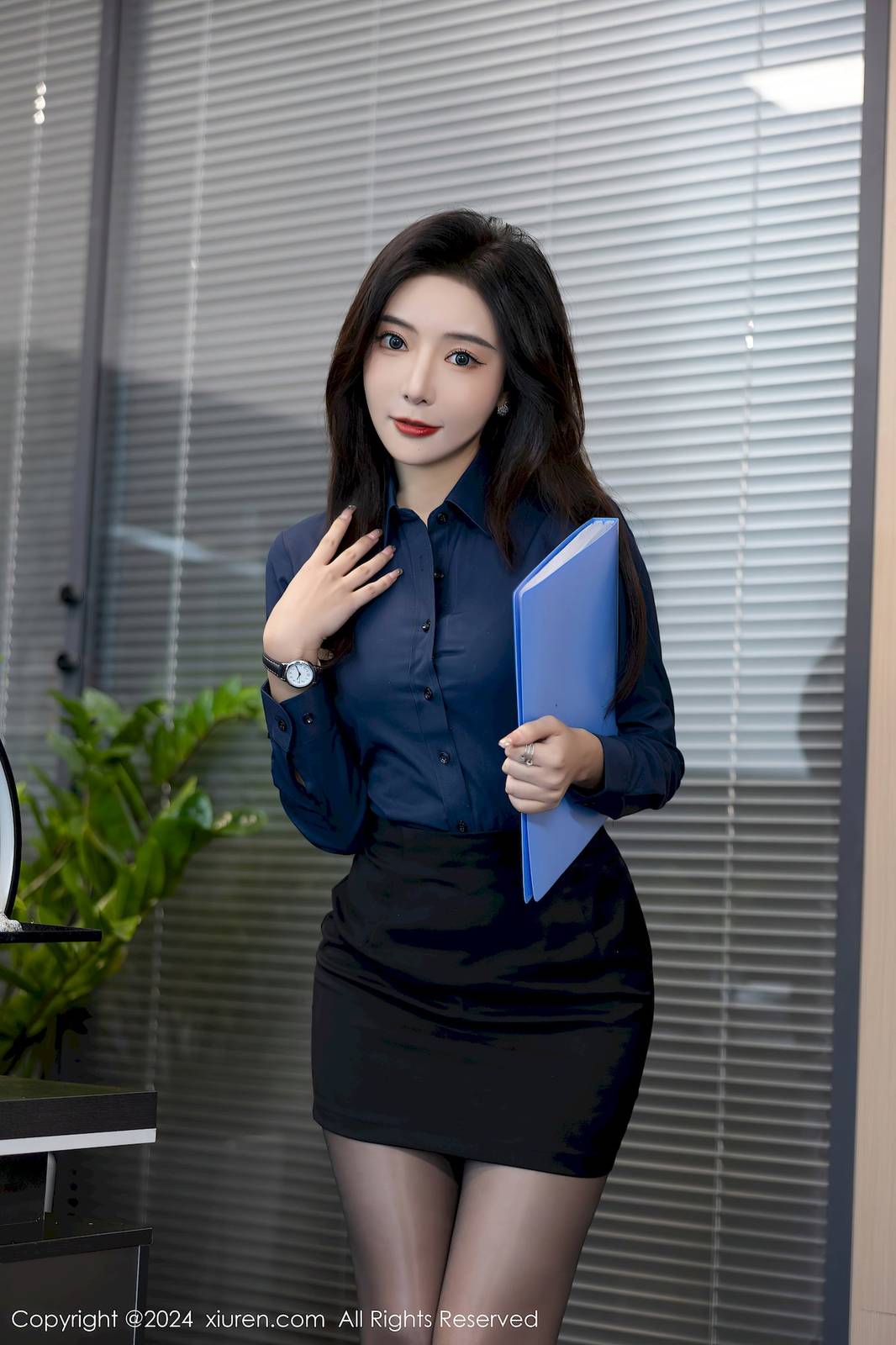 秀人网女神王馨瑶yanni深色OL服饰黑丝御姐性感写真