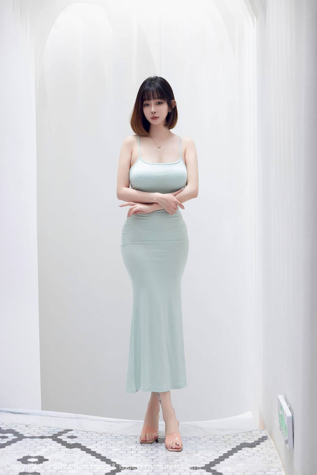 花漾Show女神王雨纯淡绿连衣长裙撩人心弦大理旅拍