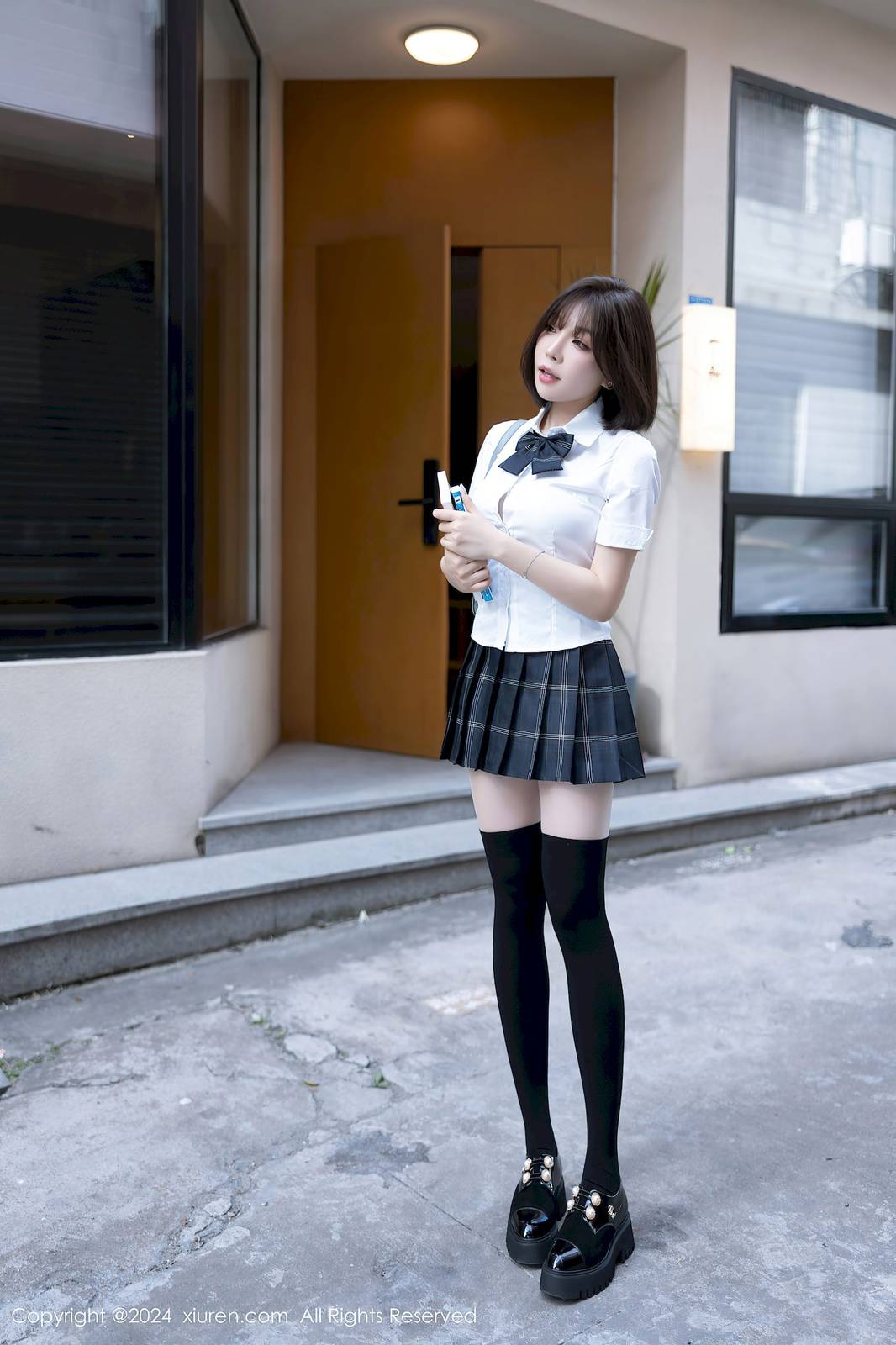 秀人网女神徐莉芝Booty学生制服搭配魅惑黑丝性感写真-9