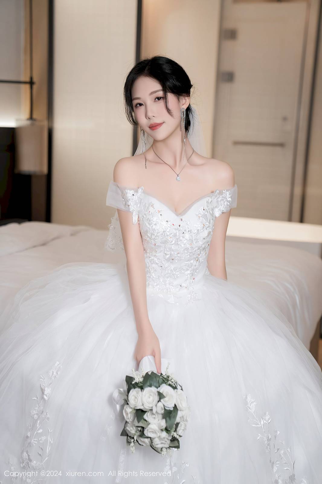 秀人网美女模特抖娘利世白色婚纱魅惑肉丝性感写真