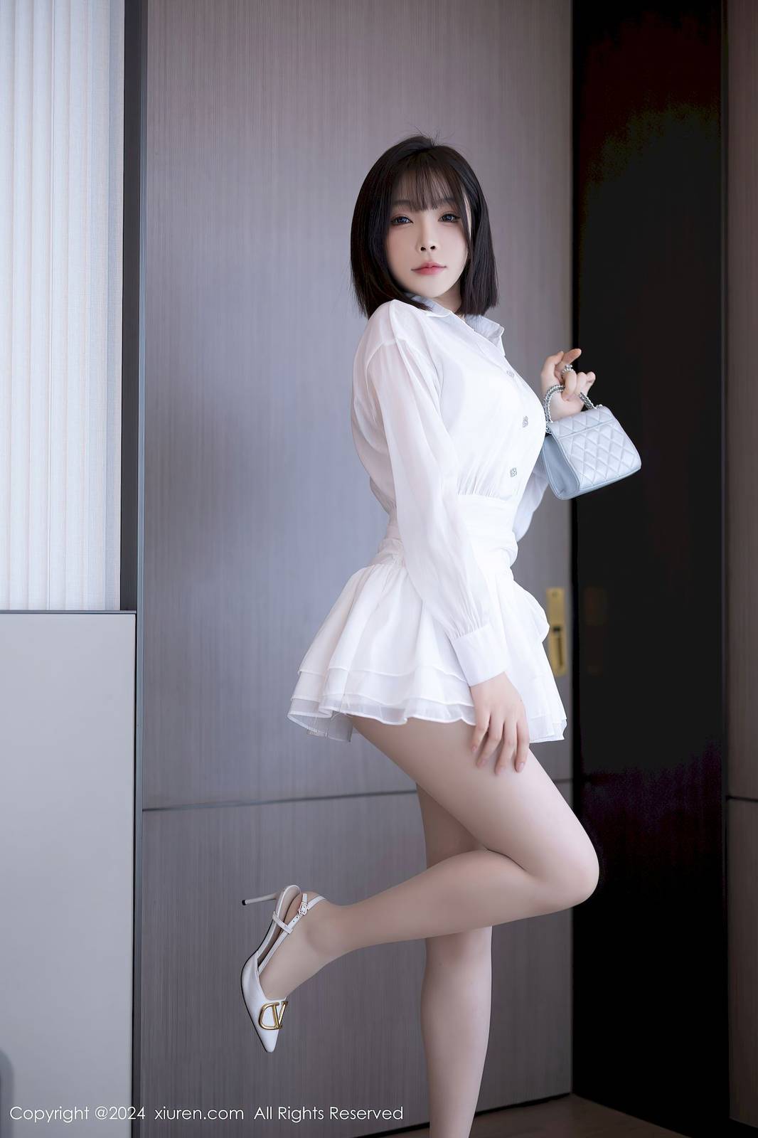 秀人网女神徐莉芝Booty白色连衣短裙白丝御姐性感写真