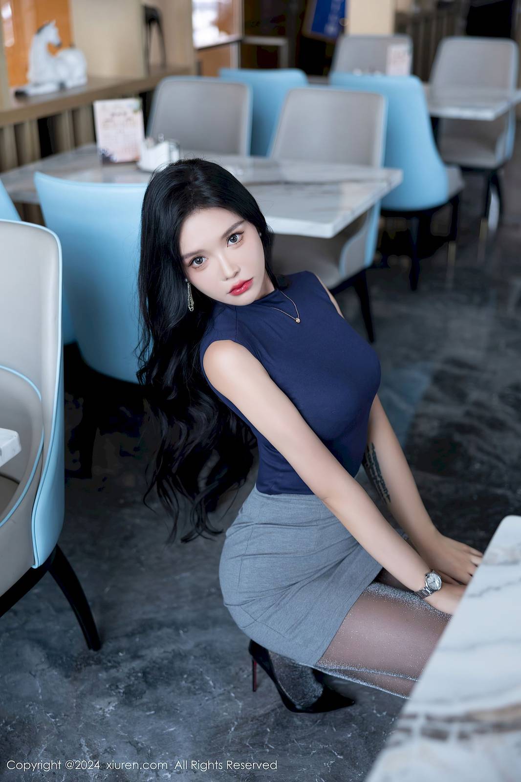 秀人网模特小娜比蓝色紧身上衣搭配魅惑黑丝性感写真-27