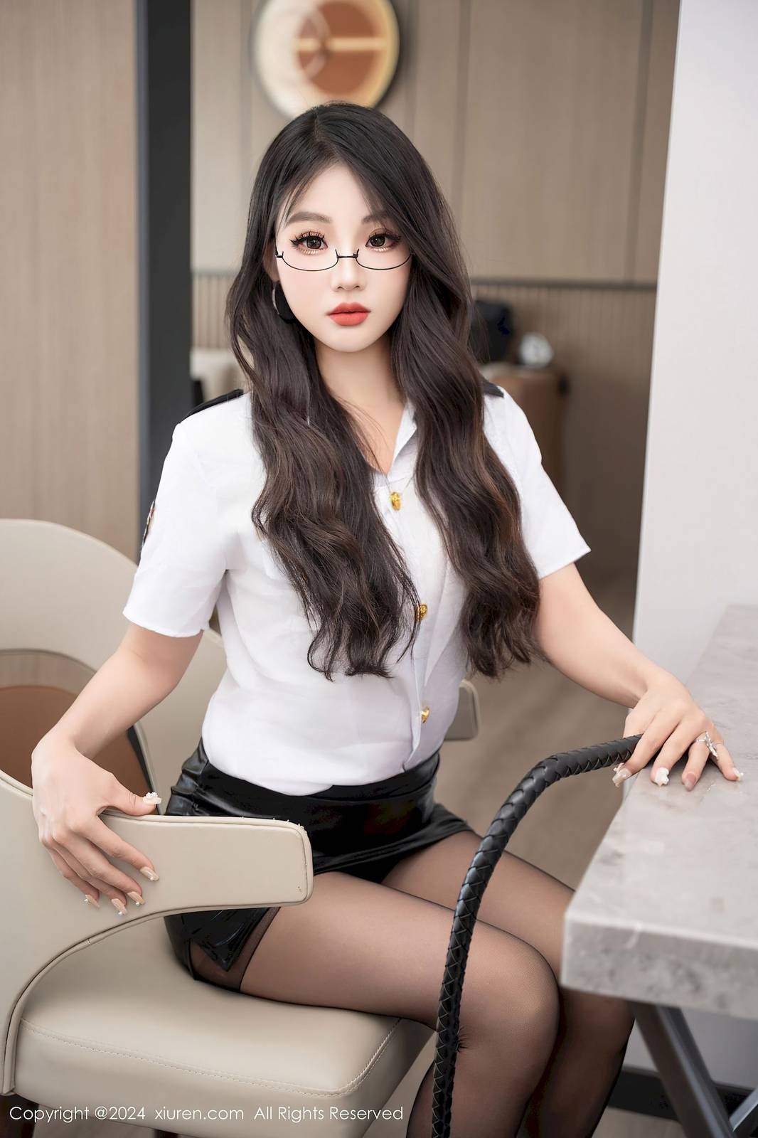 秀人网新人模特黑麦子白色制服搭配魅惑黑丝首套写真-3