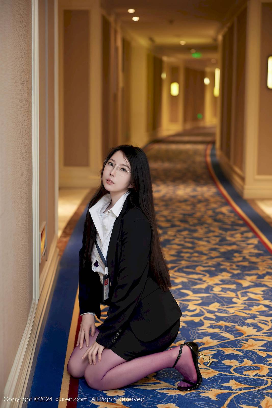 秀人网美女模特白茹雪abby黑色OL服饰搭配紫色丝袜写真-8