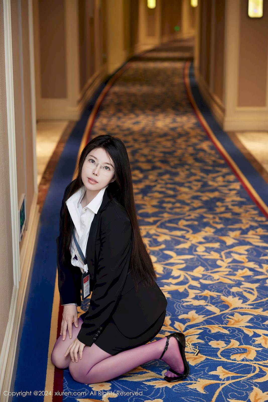 秀人网美女模特白茹雪abby黑色OL服饰搭配紫色丝袜写真-9