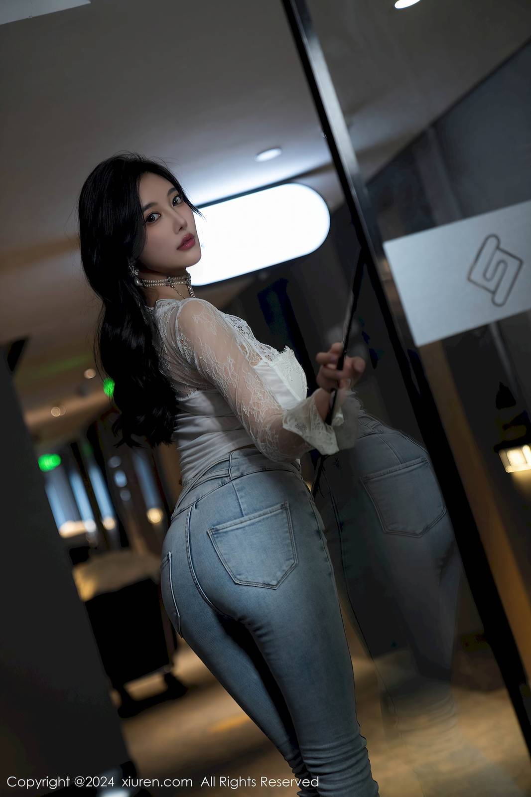 秀人网女神杨晨晨Yome白色上衣搭配简约牛仔裤性感写真-8