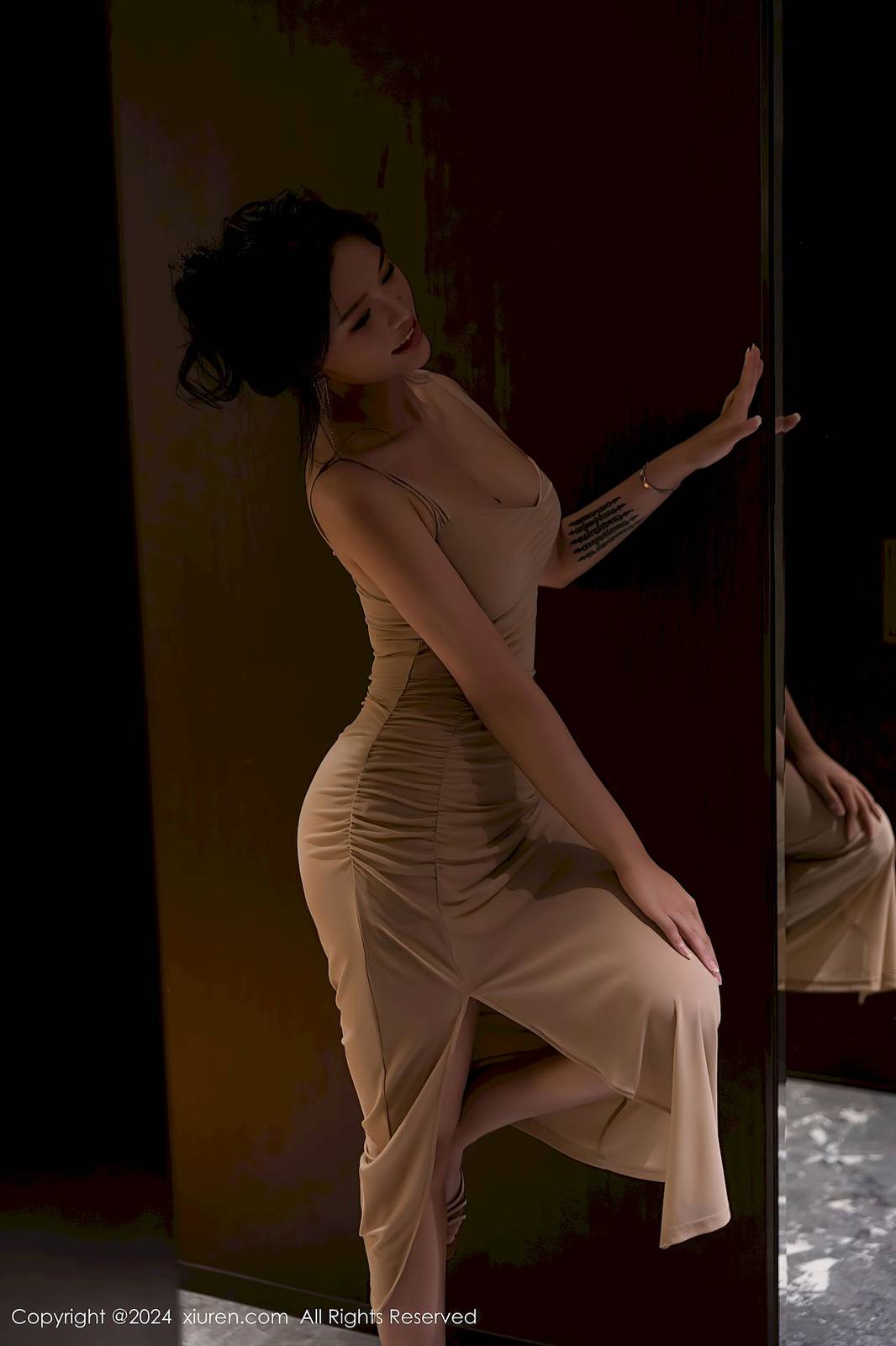 秀人网模特小娜比连衣短裙凹凸身材浴室场景性感写真