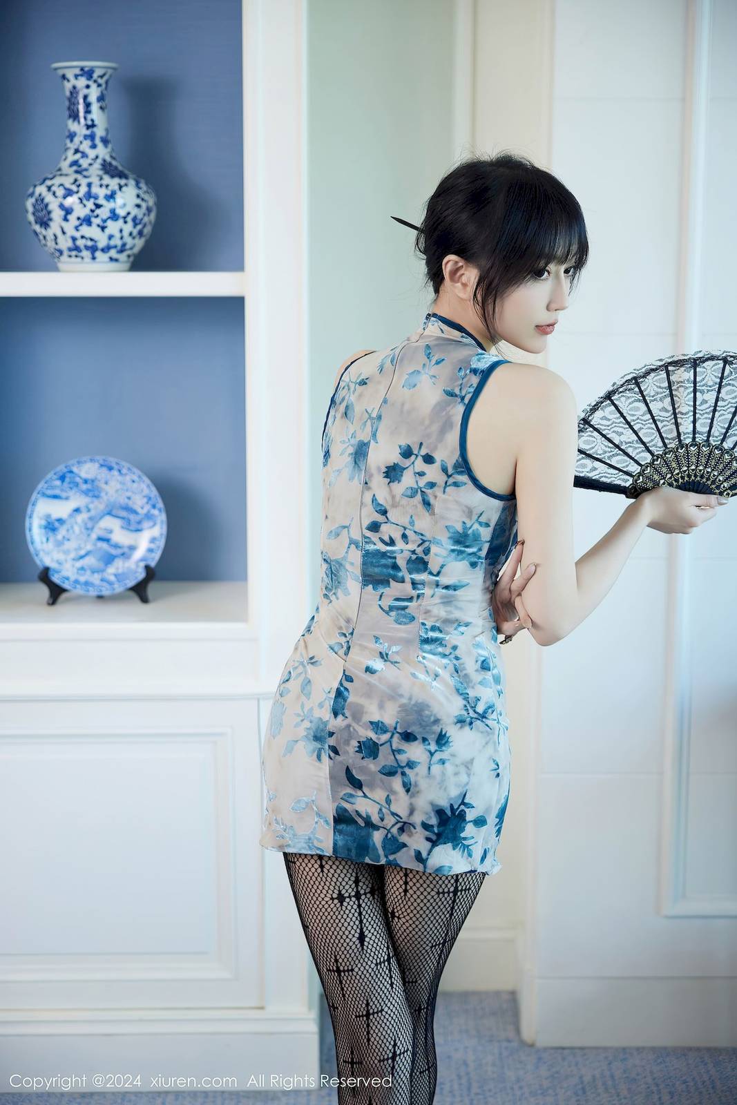 秀人网模特玥儿玥er浅蓝旗袍搭配黑色网袜性感写真