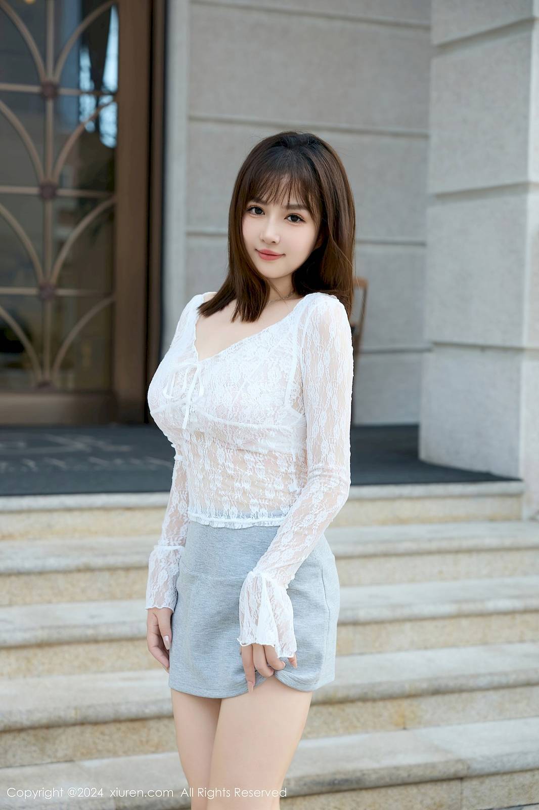 秀人网模特养乐多Doll白色蕾丝常服苗条动人性感写真