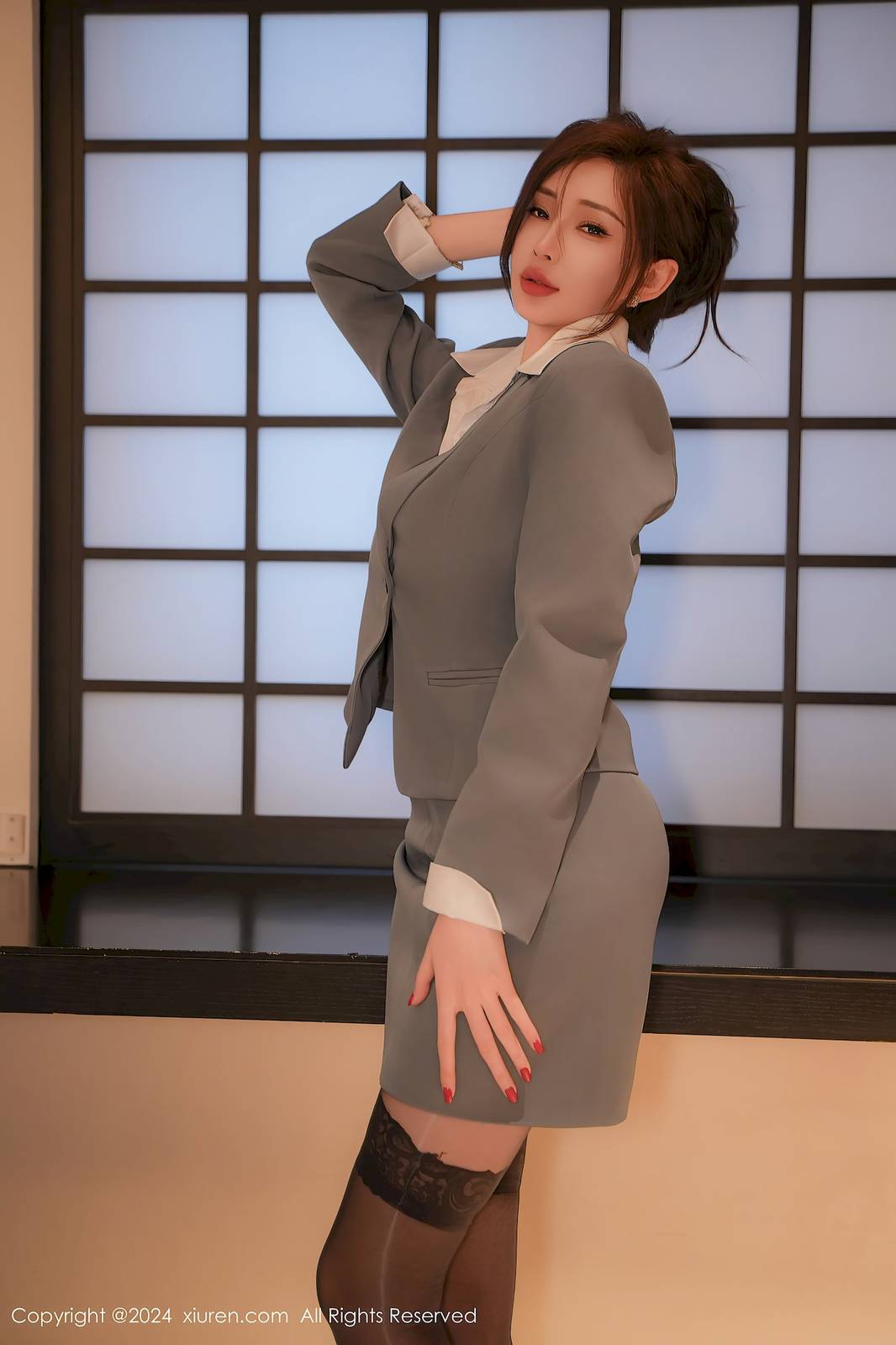 秀人网女神奶瓶土肥圆职场制服搭配魅惑黑丝性感写真-7