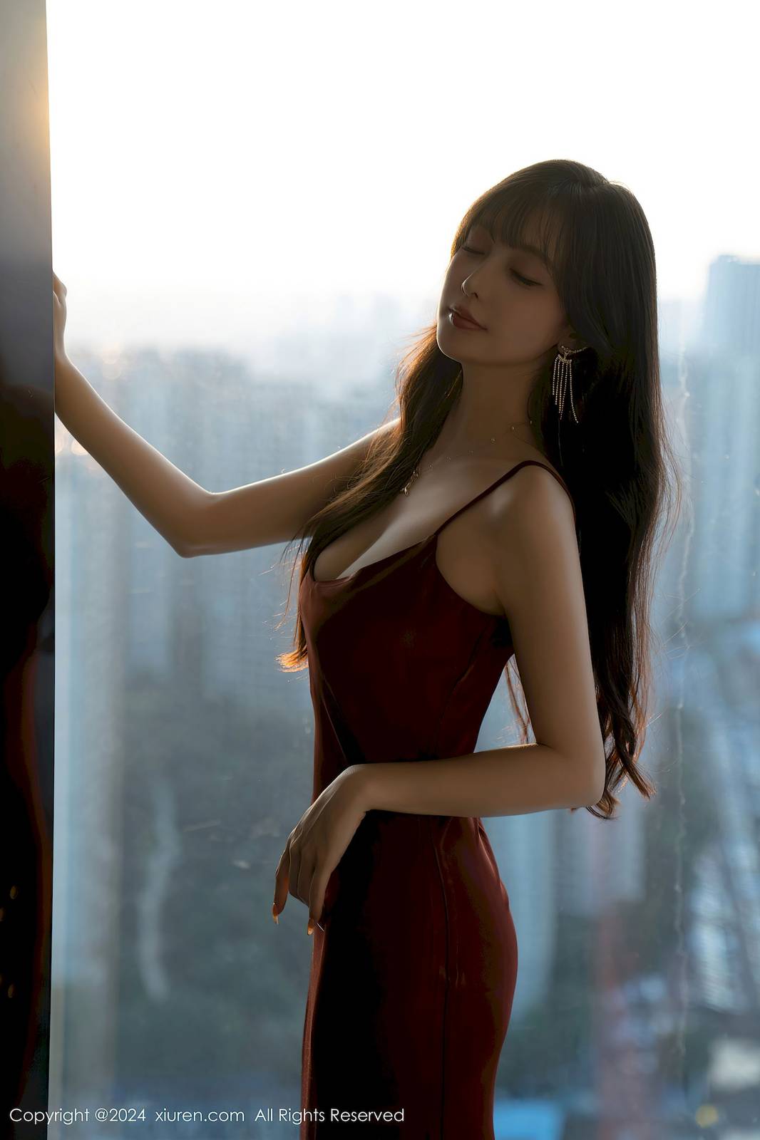 秀人网模特林星阑红色露肩连衣裙迷离丝足心愿旅拍