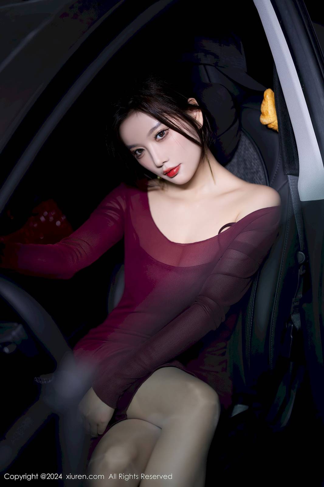 秀人网女神杨晨晨Yome红色连衣裙搭配诱人肉丝性感写真-10