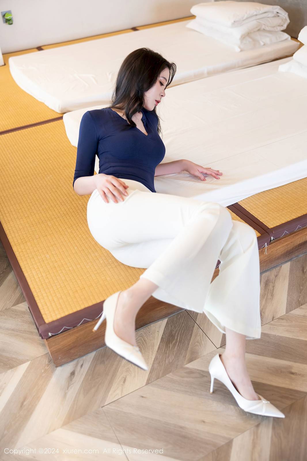 秀人网模特梦心玥深蓝色V领搭配白色喇叭裤广西旅拍-19