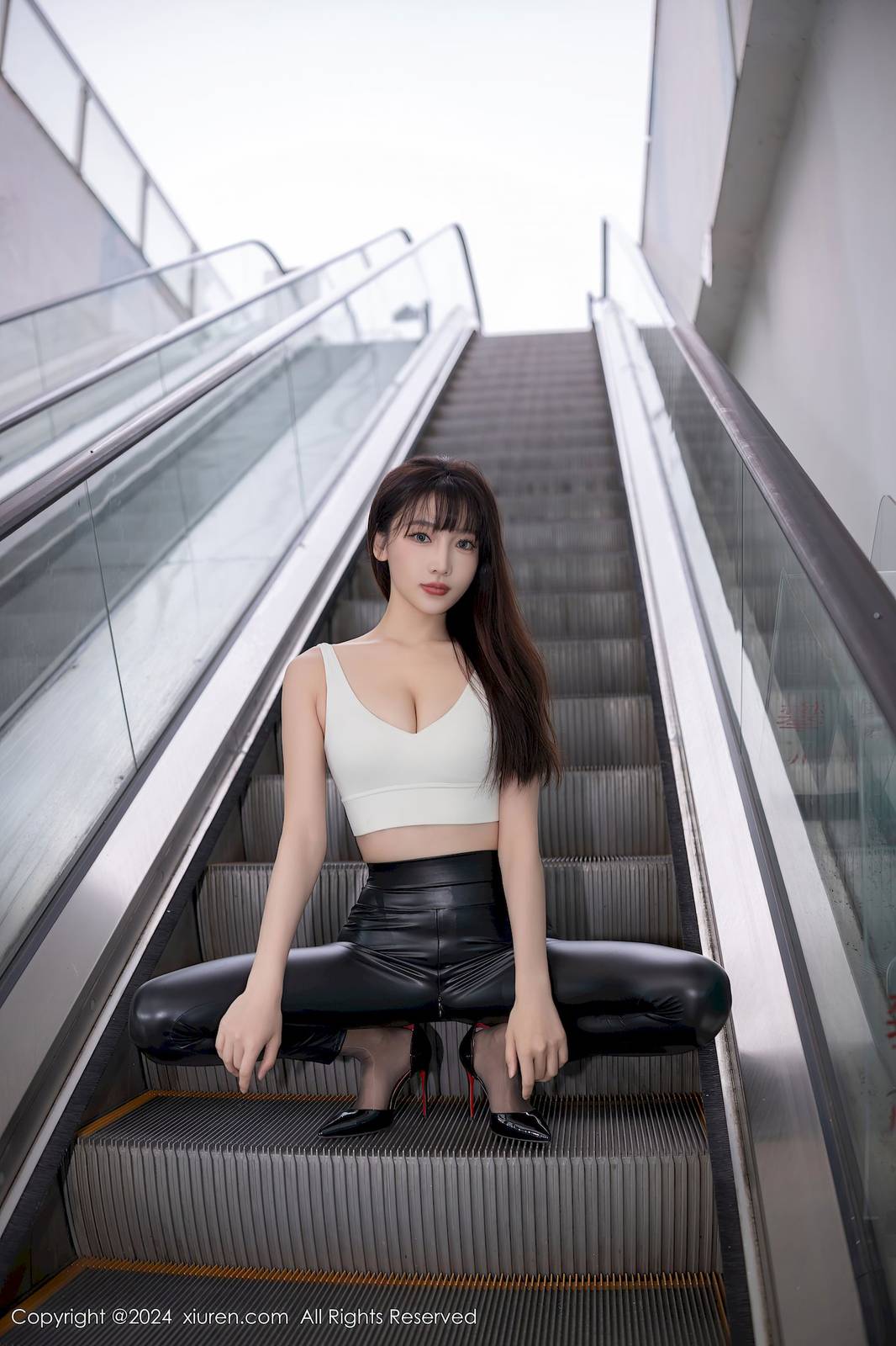 秀人网模特陆萱萱黑色皮裤搭配魅惑黑丝韩国旅拍-2