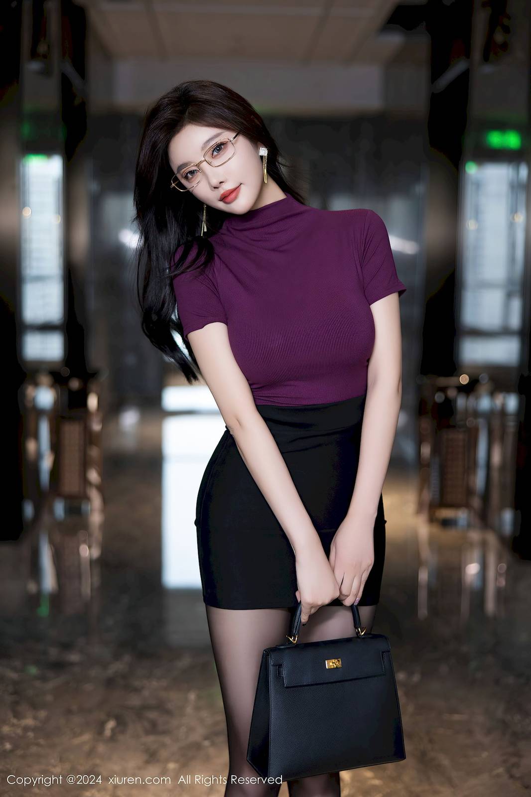 秀人网女神杨晨晨Yome紫色T恤搭配黑色短裙性感写真