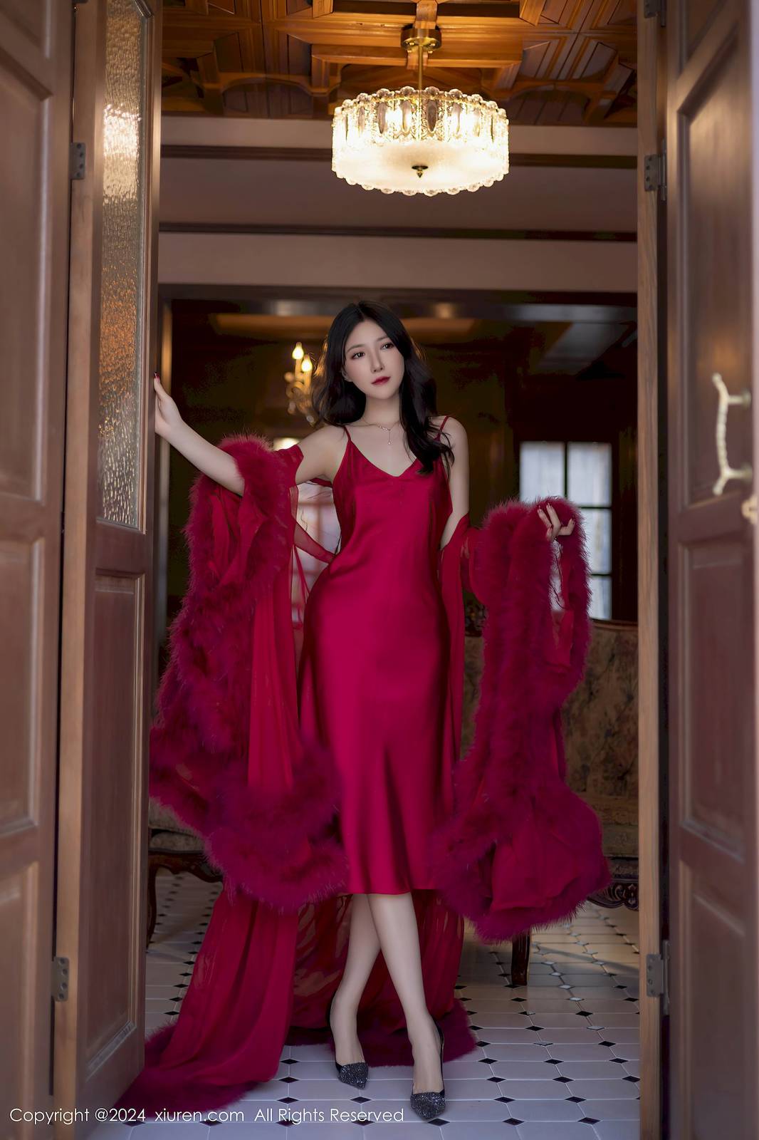 秀人网模特鱼子酱Fish红色吊裙红玫瑰主题性感写真