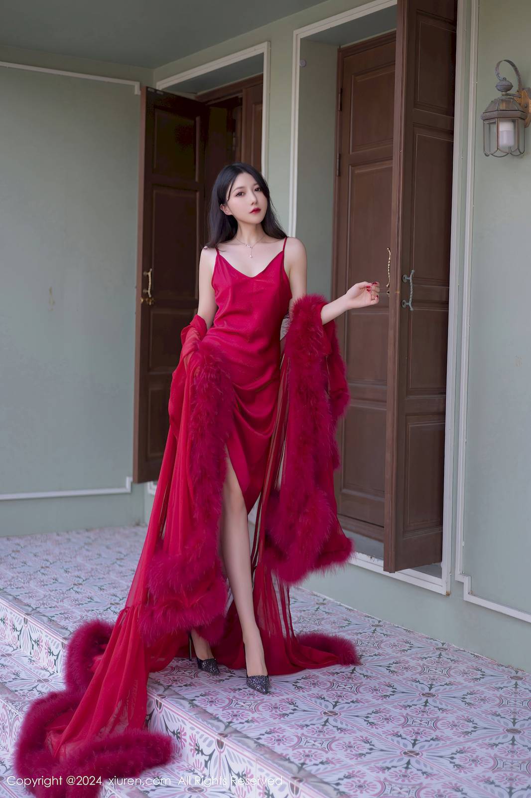 秀人网模特鱼子酱Fish红色吊裙红玫瑰主题性感写真-17