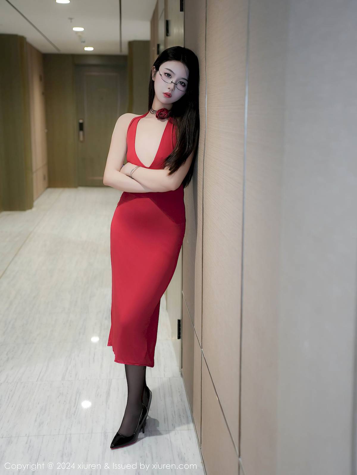 秀人网美女模特Lucky-红色礼裙搭配魅惑黑丝性感写真