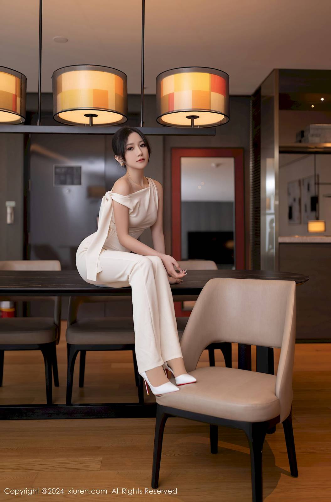 秀人网模特鱼子酱Fish肉色丝袜职场女人主题韩国旅拍-2