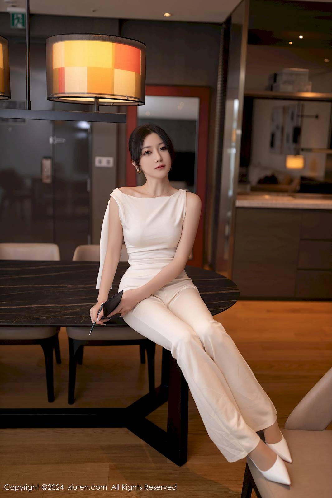 秀人网模特鱼子酱Fish肉色丝袜职场女人主题韩国旅拍-12