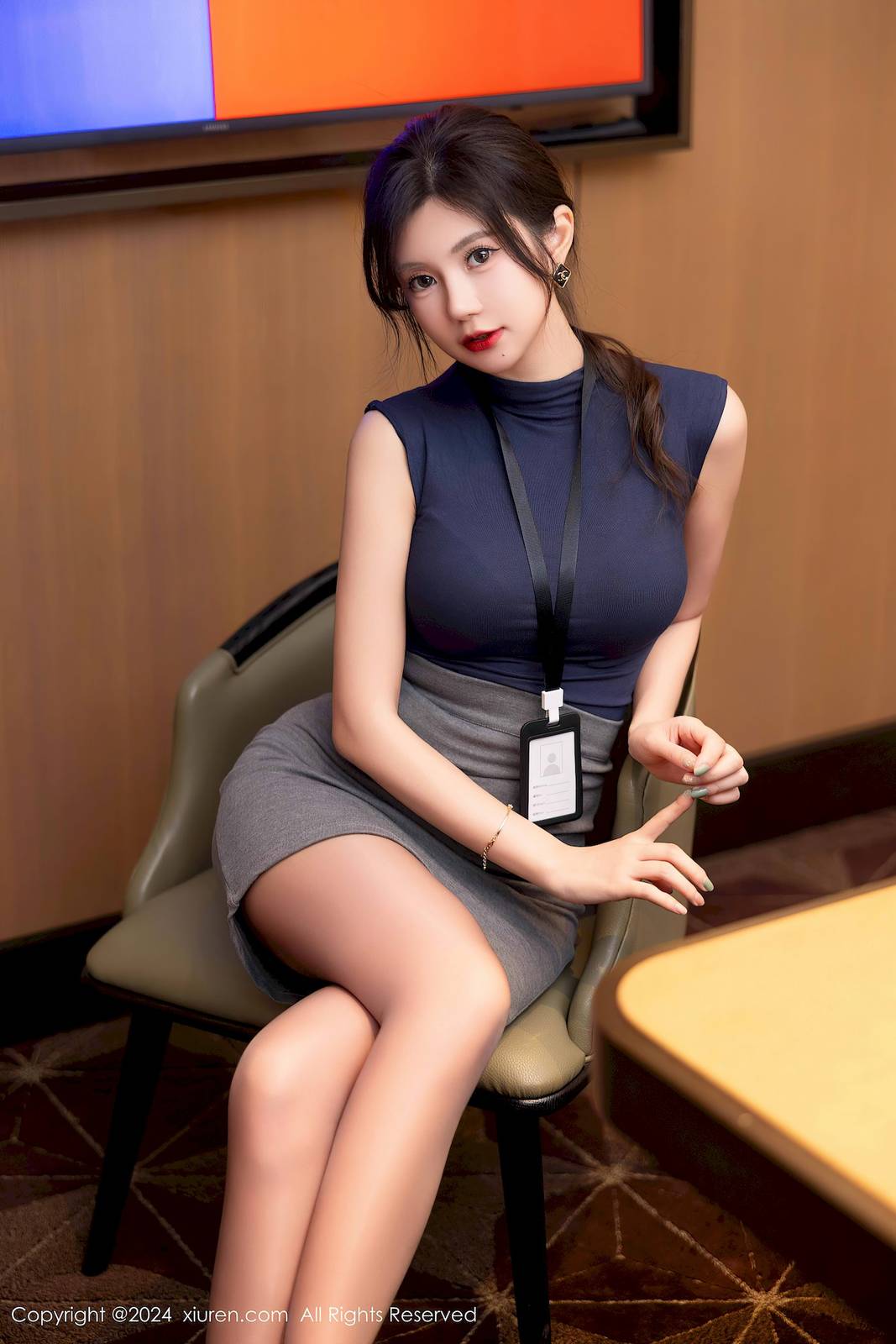 秀人网女神绮里嘉ula深色OL服饰魅惑黑丝心愿旅拍-8