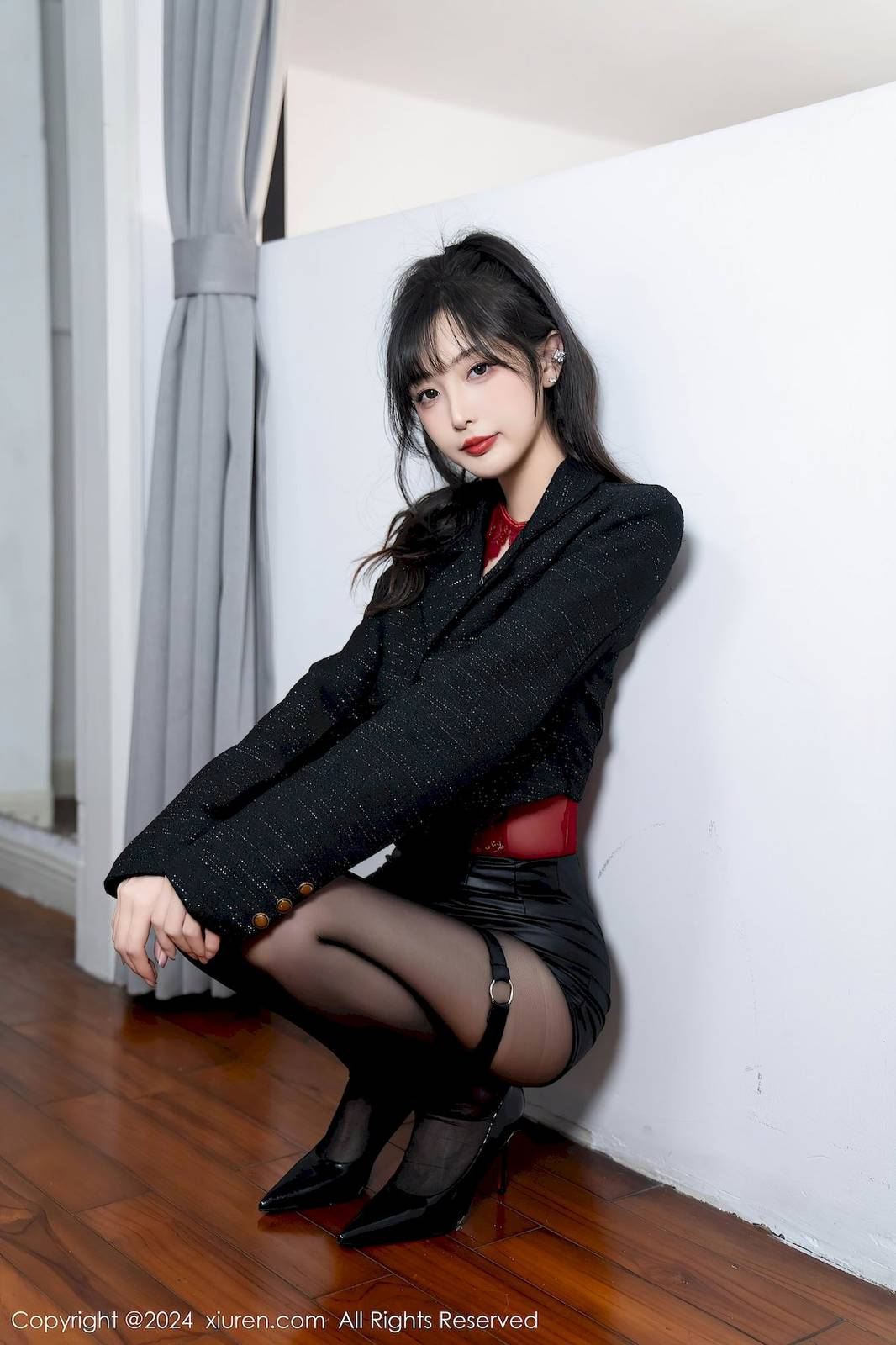 秀人网模特林星阑黑色上衣搭配黑色短裙长沙旅拍