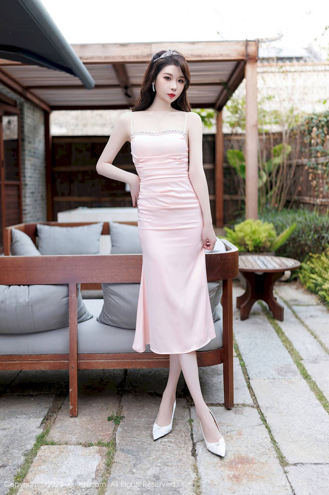 秀人网模特梦心玥粉色连衣裙诱人白色丝袜崇左旅拍