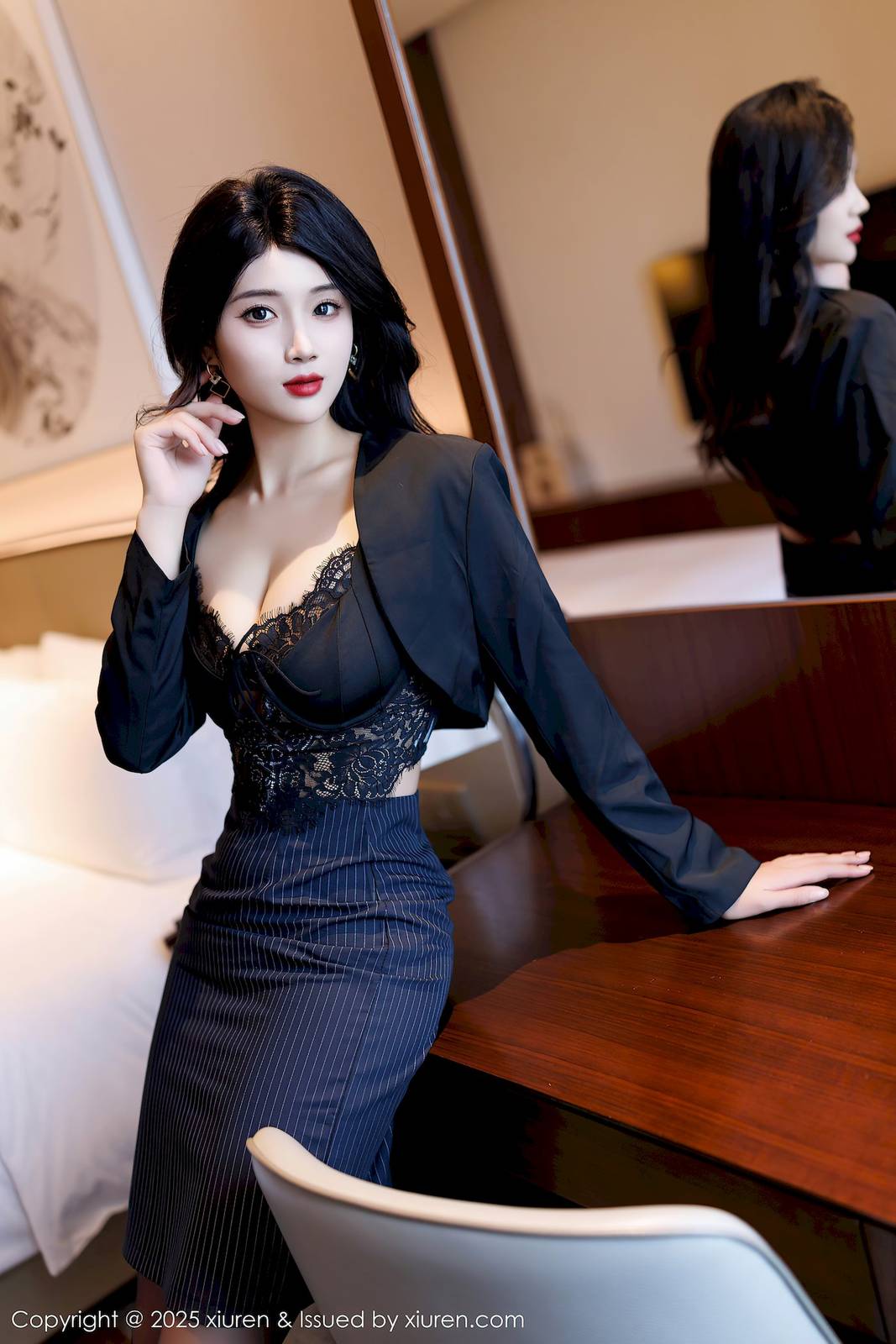 秀人网新人模特南乔黑色服饰清秀面容性感写真