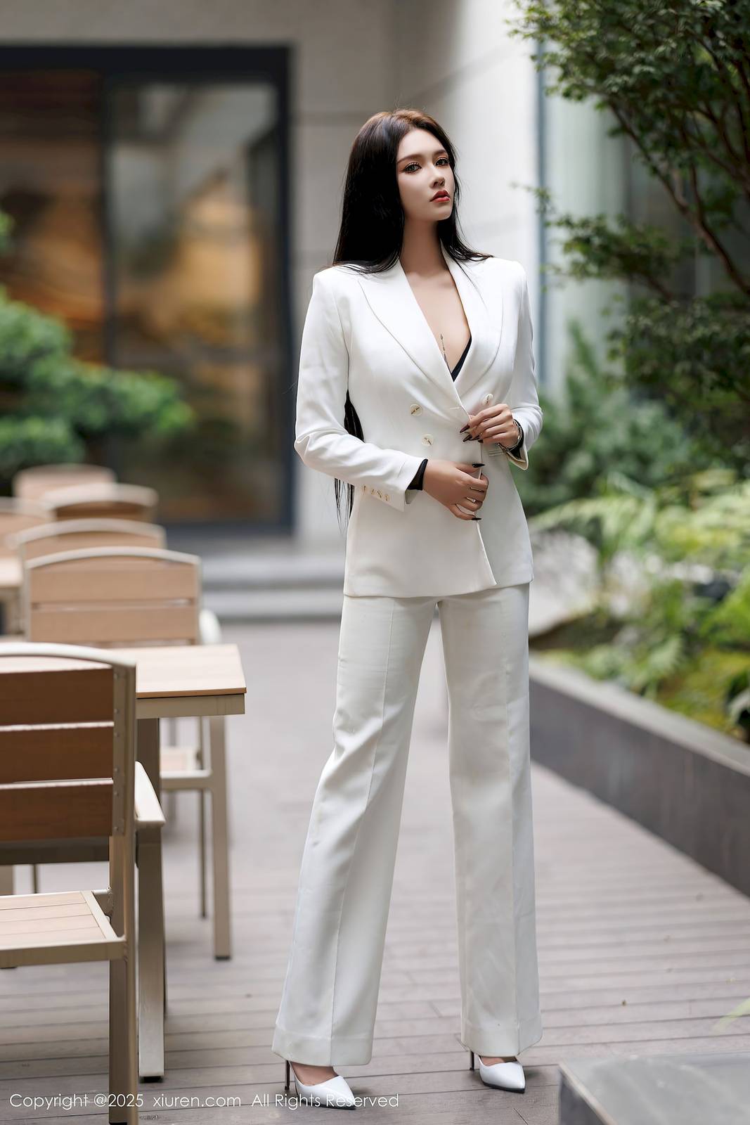 秀人网模特小娜比白色西服搭配魅惑黑丝性感写真