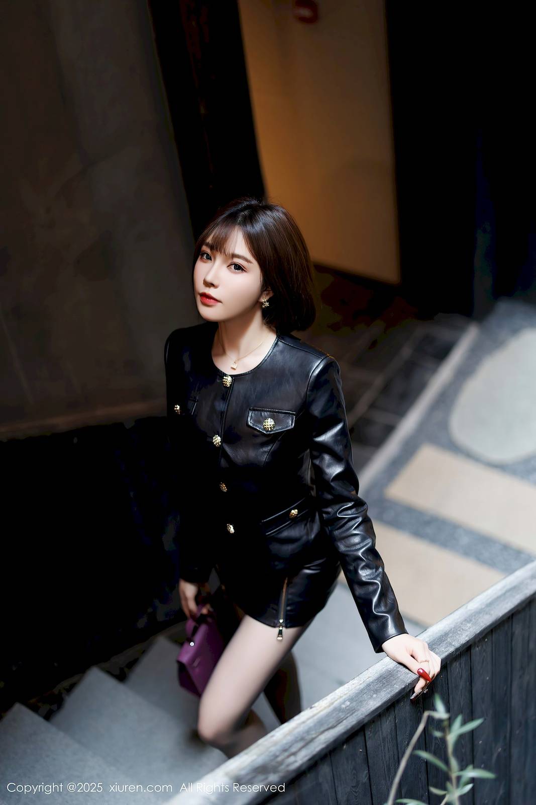 秀人网女神徐莉芝Booty黑色皮外套魅惑黑丝西安旅拍