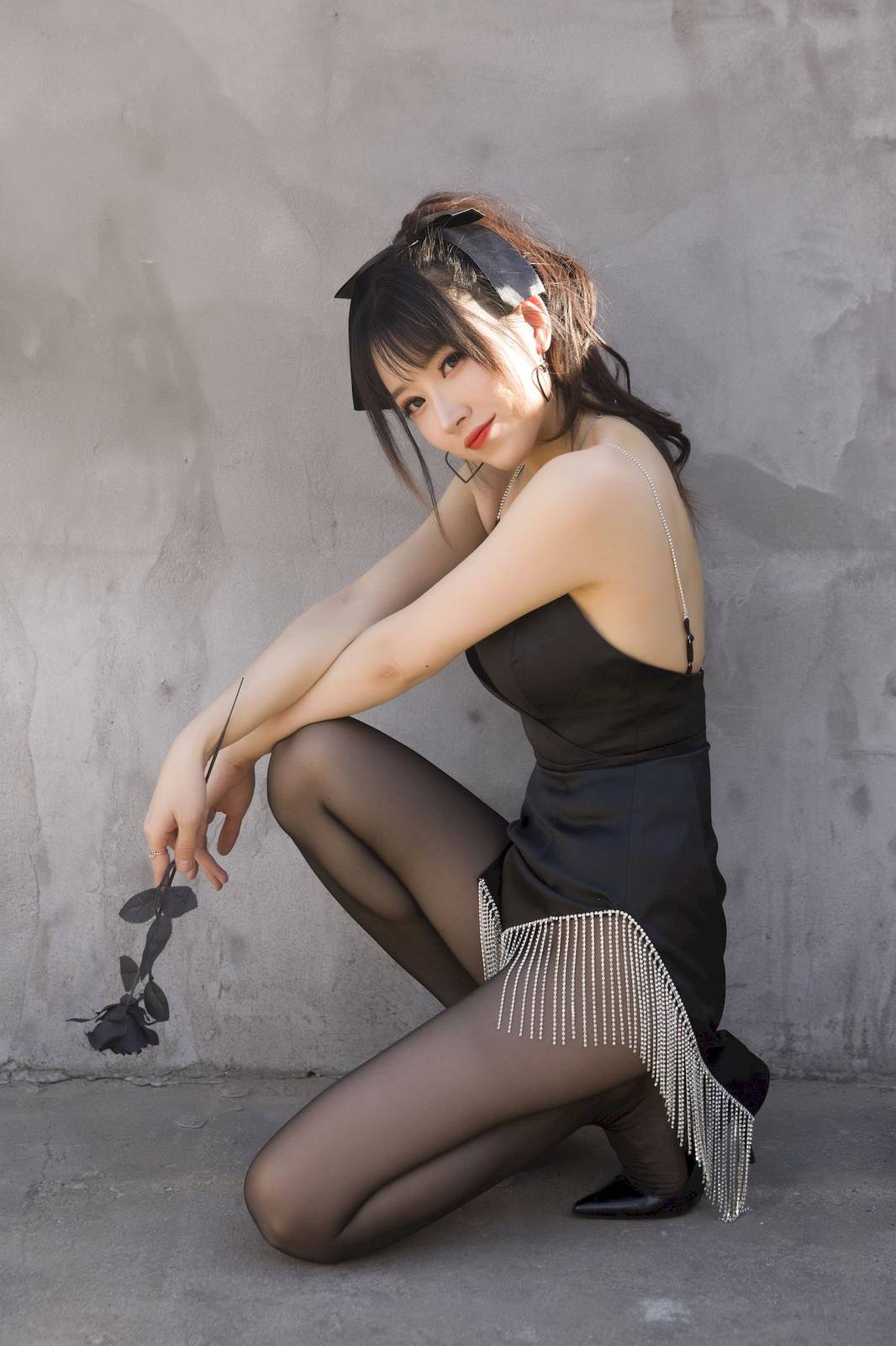 斗鱼主播小女巫露娜黑色流苏搭配黑丝美腿COS福利-21