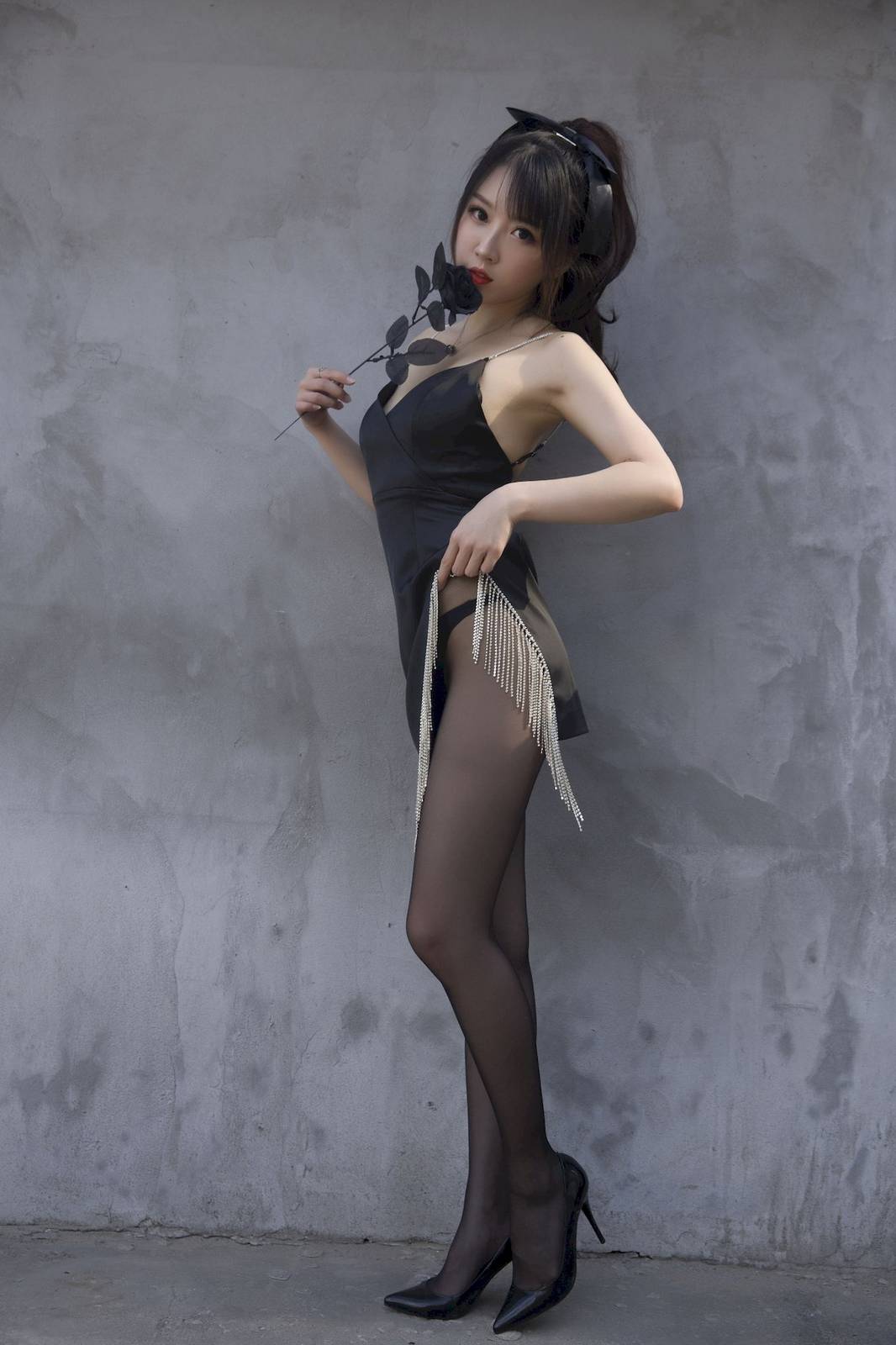 斗鱼主播小女巫露娜黑色流苏搭配黑丝美腿COS福利-26