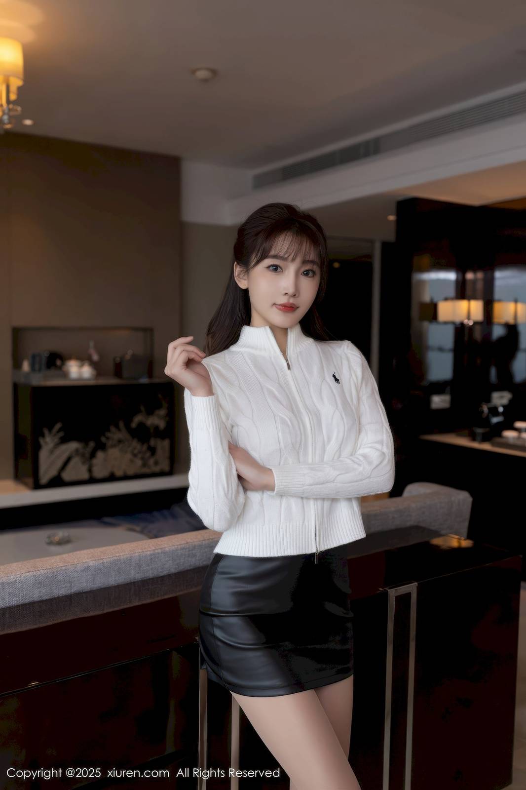 秀人网模特陆萱萱黑色皮裙搭配魅惑肉丝性感写真-3