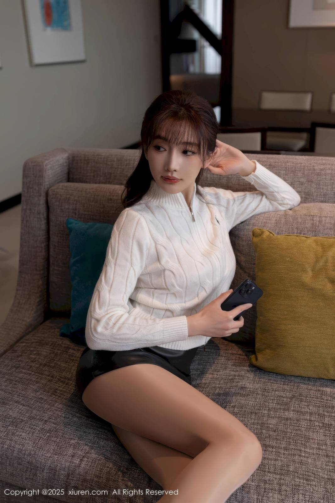 秀人网模特陆萱萱黑色皮裙搭配魅惑肉丝性感写真-7