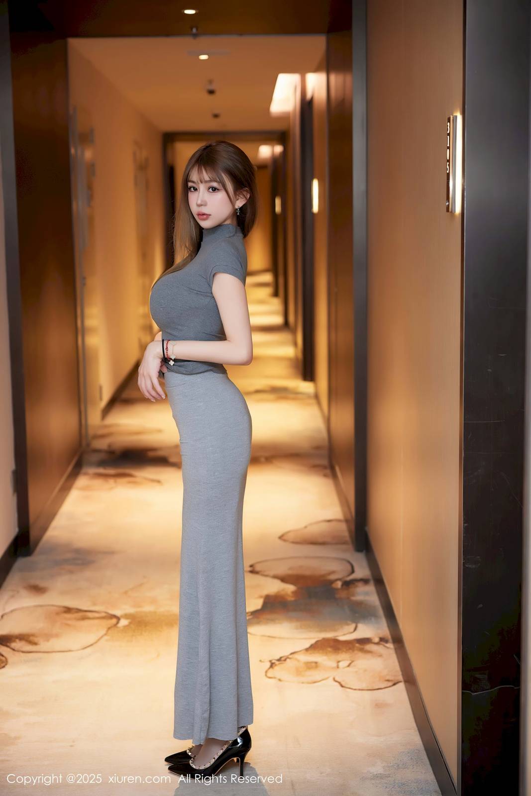 秀人网模特Zoe柚柚灰色包臀裙搭配灰色丝袜性感写真