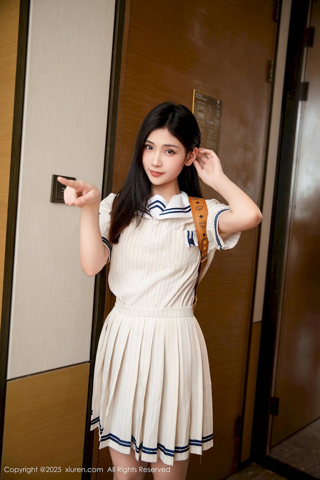 秀人网新人模特刘婷婷JK制服搭配灰色丝袜性感写真-3