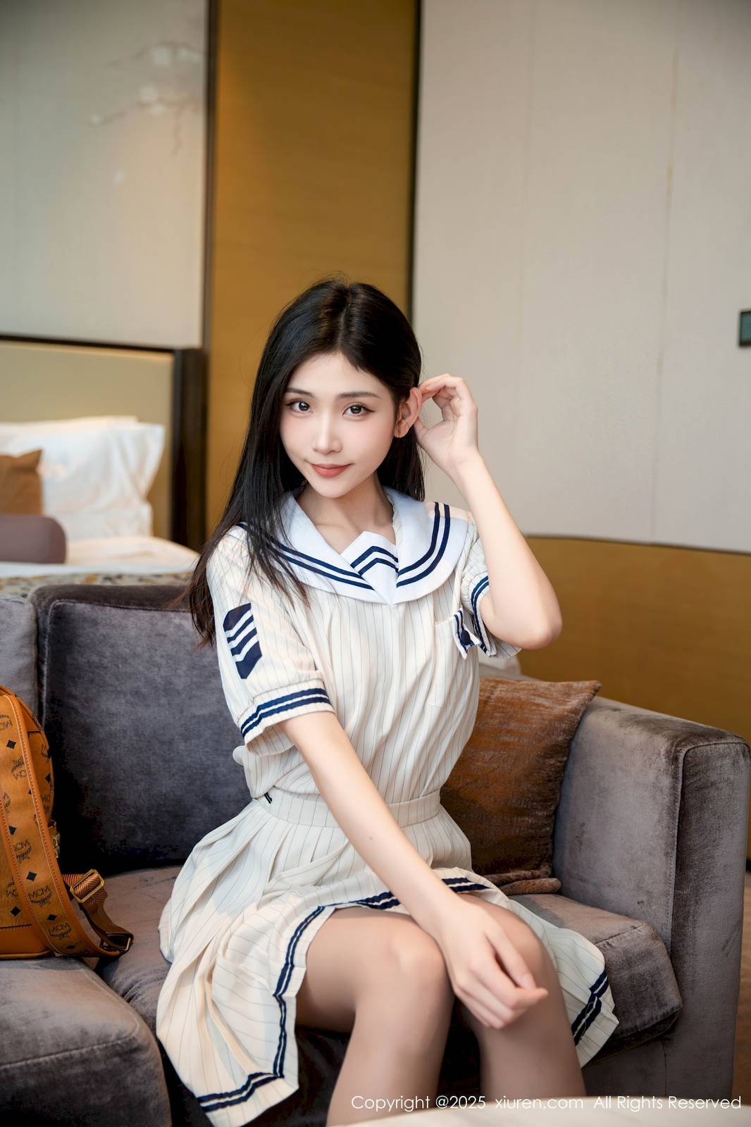 秀人网新人模特刘婷婷JK制服搭配灰色丝袜性感写真-4