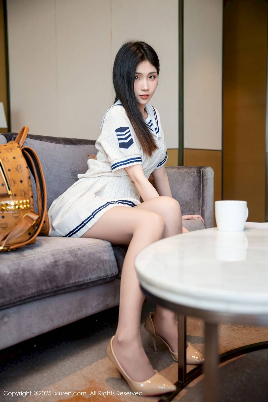 秀人网新人模特刘婷婷JK制服搭配灰色丝袜性感写真-11