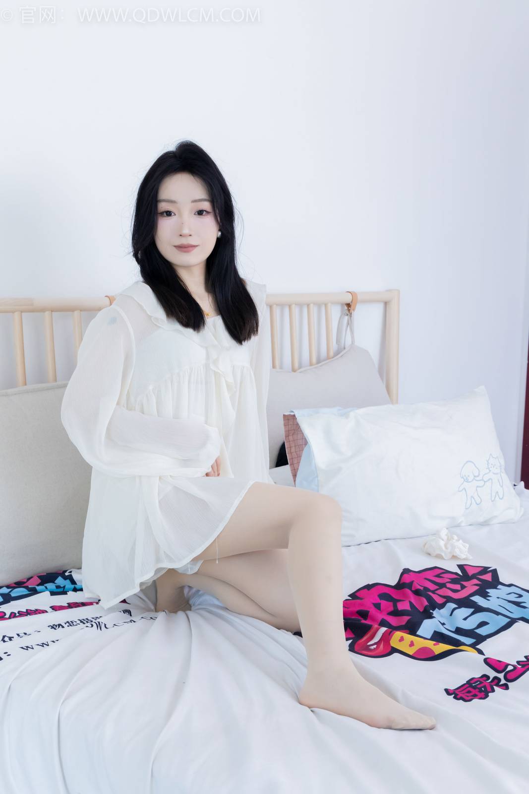 物恋传媒正妹嘟嘟白色蕾丝短裙肉丝美腿居家写真-4